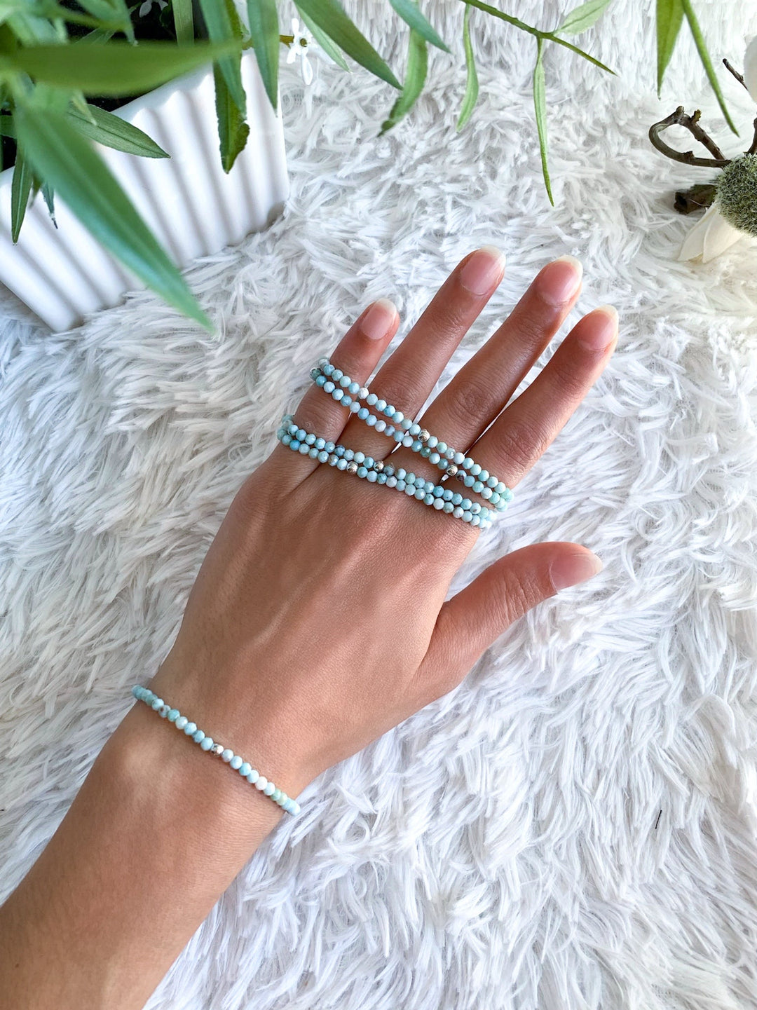 Der Larimar Armband mit facettierten Kugeln in seinen unterschiedlichen Farbtönen und Formen hier im Beispiel