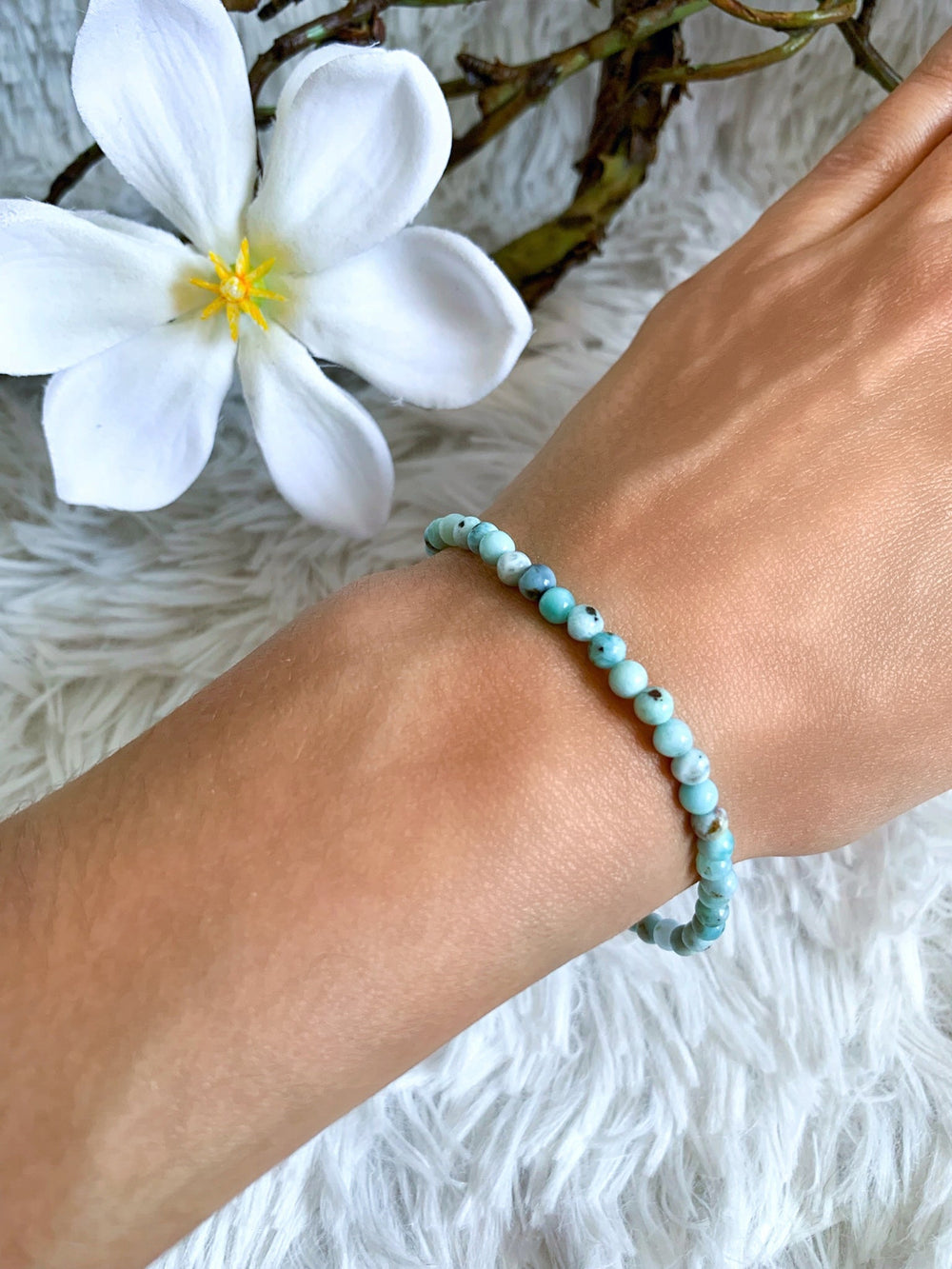 Der Larimar Kugelarmband in seinen unterschiedlichen Farbtönen und Formen hier im Beispiel