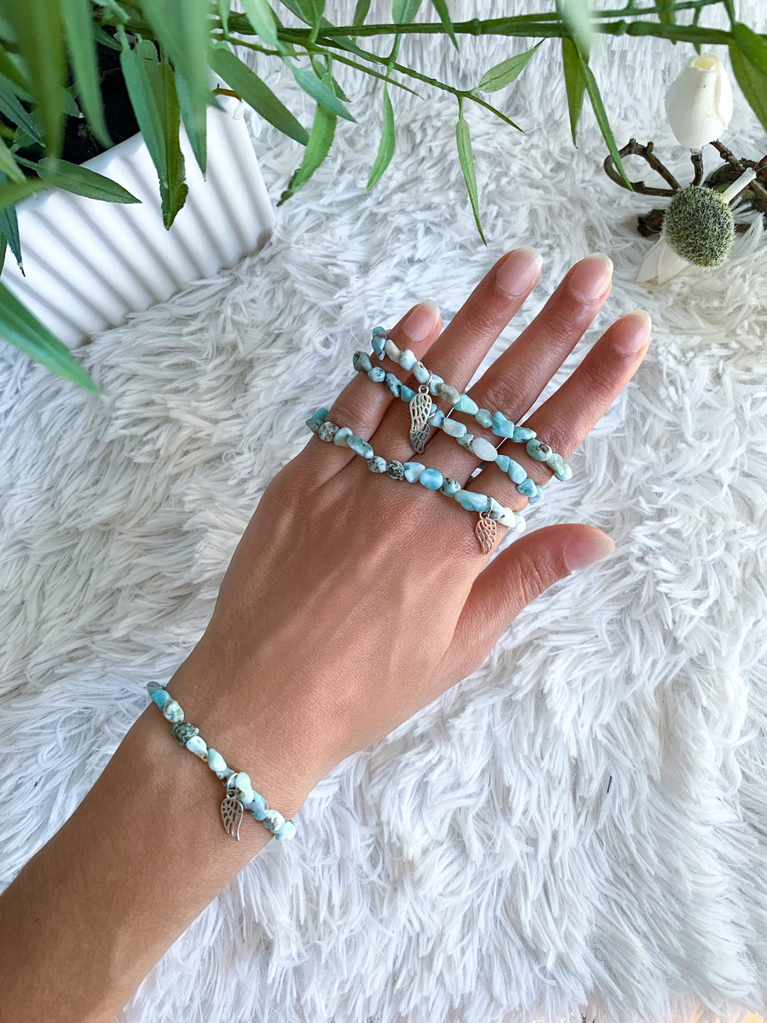 Der Larimar Armband mit einem silbernen Flügel in seinen unterschiedlichen Farbtönen und Formen hier im Beispiel