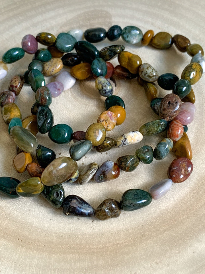 Der Ozeanjaspis Armband mit runden und nuggetförmigen Steinen in seinen unterschiedlichen Farbtönen und Formen hier im Beispiel.