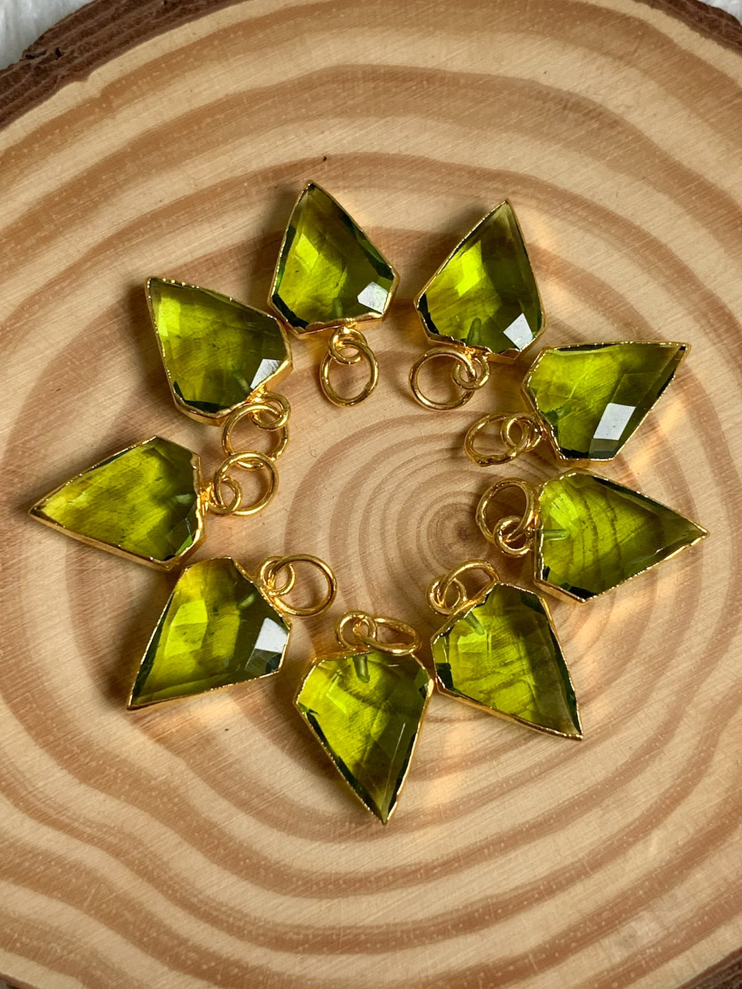 Peridot Anhänger Diamantform vergoldet