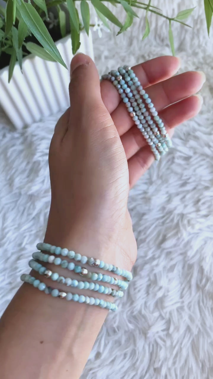 Der Larimar Armband mit facettierten Kugeln in seinen unterschiedlichen Farbtönen und Formen hier im Video Beispiel