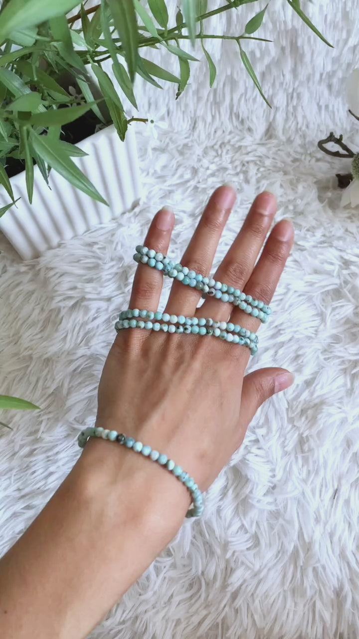 Der Larimar Kugelarmband in seinen unterschiedlichen Farbtönen und Formen hier im Video Beispiel