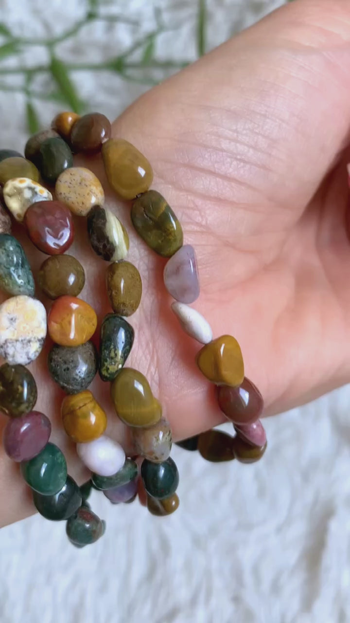 Der Ozeanjaspis Armband mit runden und nuggetförmigen Steinen in seinen unterschiedlichen Farbtönen und Formen hier im Video Beispiel.
